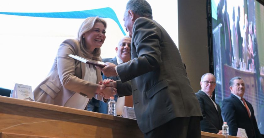 Reconoce Gobernadora trayectoria de 478 docentes de la Sección 8 del SNTE