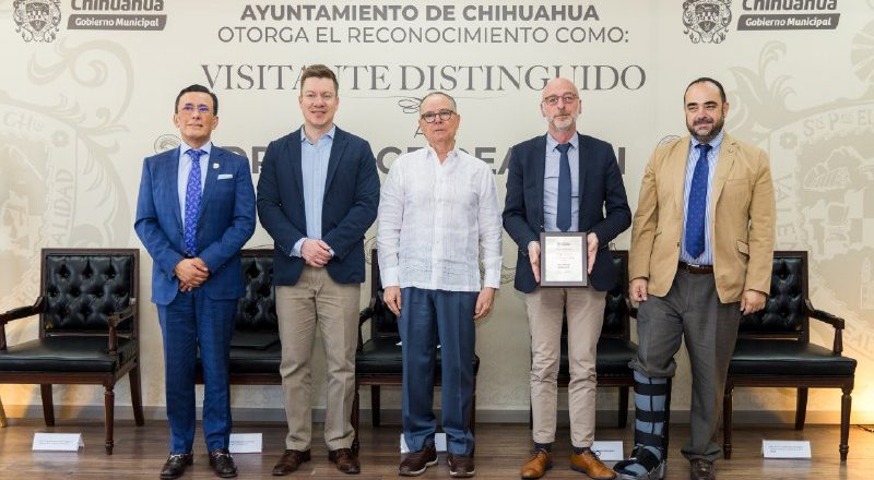 Entrega Alcalde reconocimiento de “Visitante Distinguido” al doctor Serge Deauchi