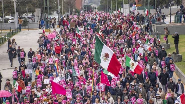 CNTE y ‘Marea Rosa’ chocan en el Zócalo