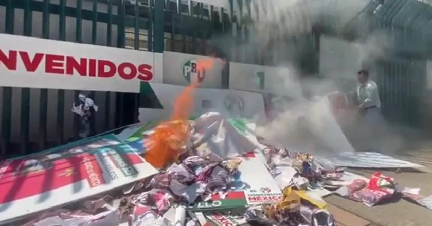 CNTE vandaliza sedes del PRI y Morena en CDMX