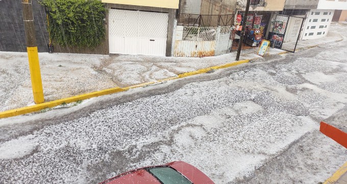 ¡El cielo se cae! Lluvias y granizada en Puebla ‘sepultan’ calles y autos