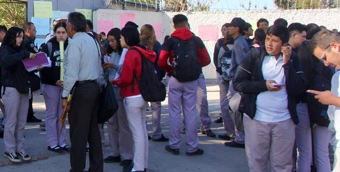 Se manifiestan padres de familia y alumnos en el Conalep 2