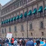 Normalistas de Ayotzinapa lanzan petardos a Palacio Nacional
