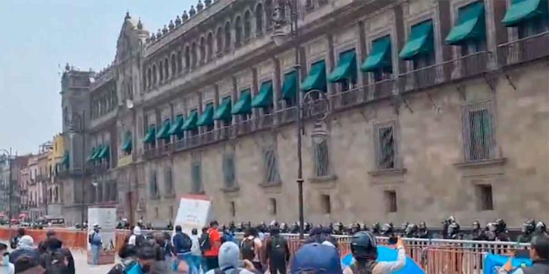 Normalistas de Ayotzinapa lanzan petardos a Palacio Nacional