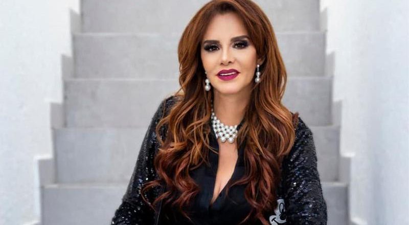 Sufre Lucía Méndez fuerte caída durante show en vivo