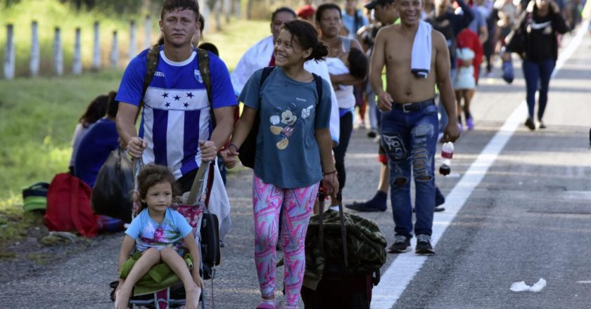 Una nueva caravana con cientos de migrantes parte de Chiapas