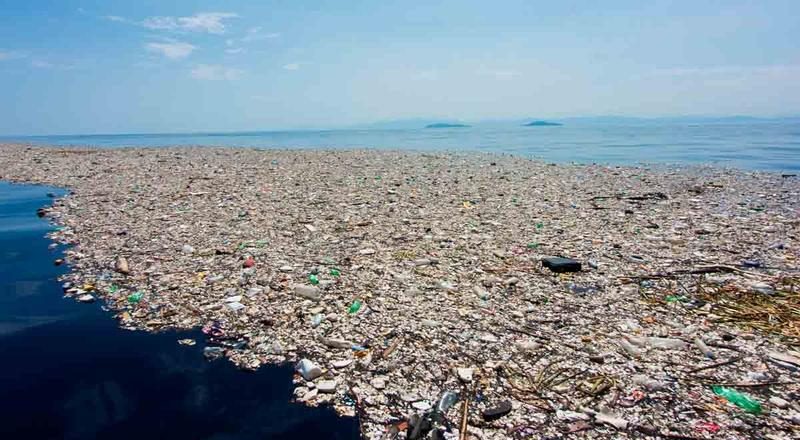 Captan imágenes inquietantes del colosal basureo que flota en el mar