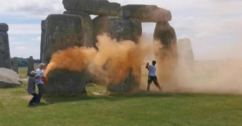 Vandalizan el emblemático monumento de Stonehenge con pintura naranja 