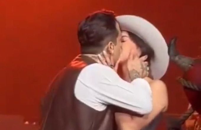 Christian Nodal y Ángela Aguilar consuman su amor con un beso en pleno concierto en el Auditorio Nacional