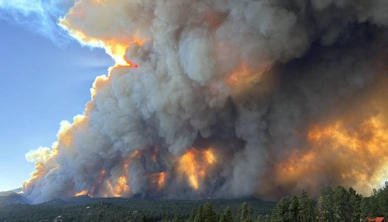 Autoridades en EU ordenan evacuar Ruidoso, Nuevo México por incendio forestal