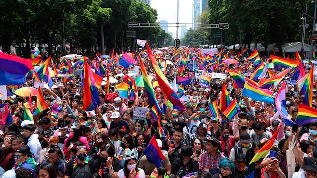 Avanza sobre Reforma la Marcha del Orgullo en CDMX