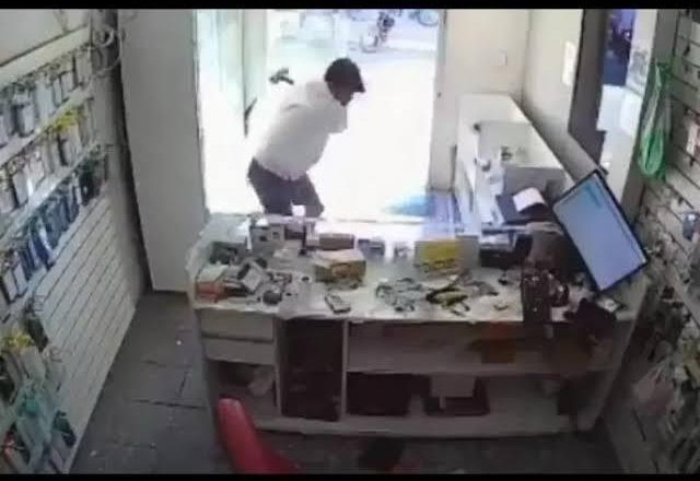 Cliente insatisfecho destruye tienda de celulares con un mazo