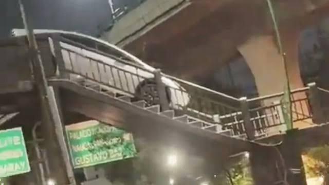 Video: Auto intenta cruzar puente peatonal en Naucalpan