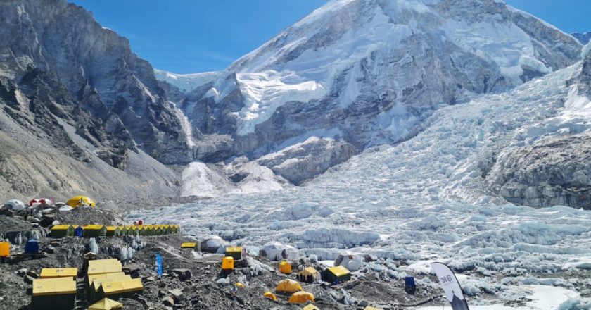 El deshielo del Everest desentierra cientos de cadáveres de escaladores