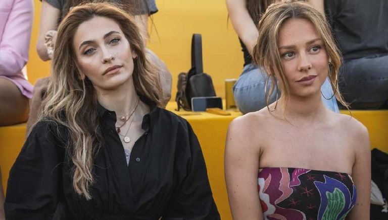 Viralizan incómodo encuentro entre Paris Jackson y Ester Expósito en desfile