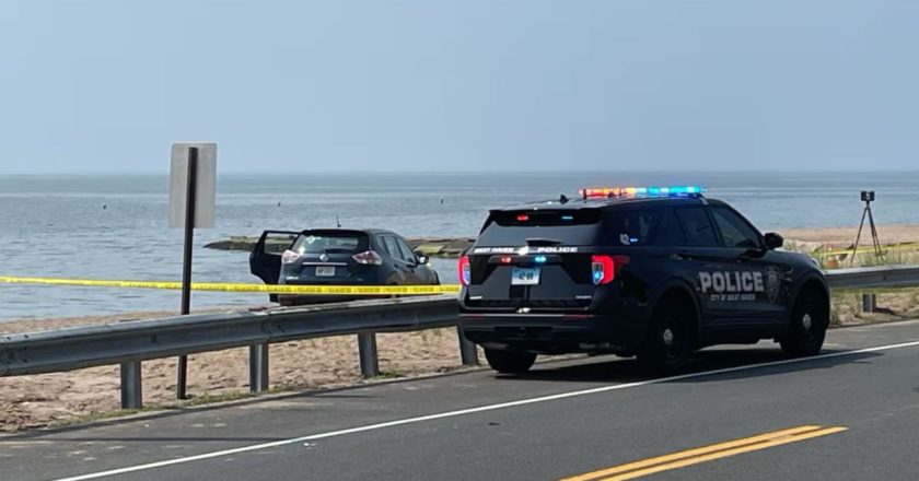 Detienen a sujeto en EE.UU. por supuestamente intentar ahogar en el mar a sus dos hijos