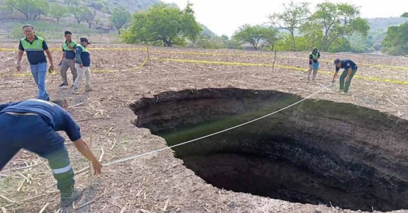 Aparece megasocavón en Guerrero; tiene más de 10 metros de profundidad