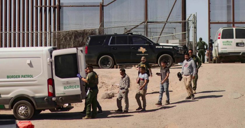 Detenciones de migrantes en la frontera de EE.UU. se redujeron un 10% tras restricciones