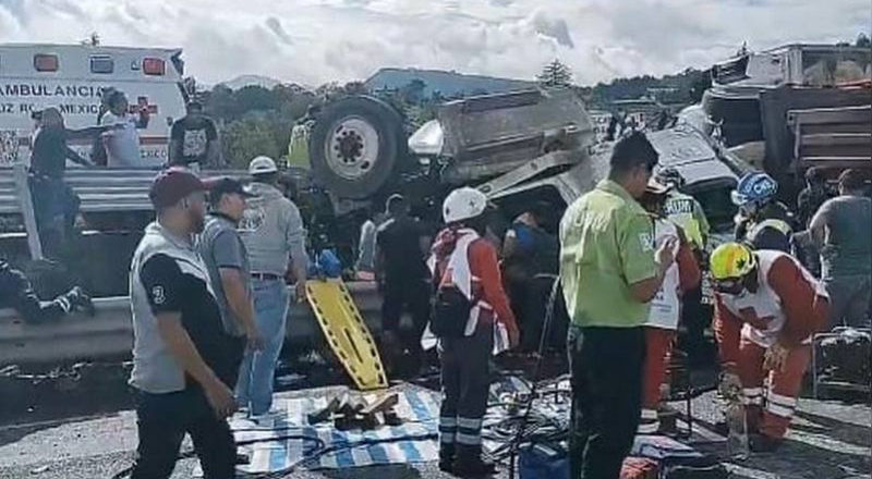 Tráiler con electrodomésticos vuelca en el Edomex; conductor muere y pobladores cometen rapiña