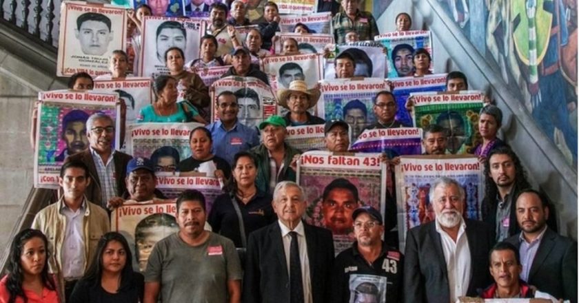 AMLO se reúne con padres de los normalistas desaparecidos de Ayotzinapa