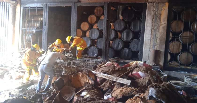 Suman seis muertos tras explosión en una fábrica de Tequila