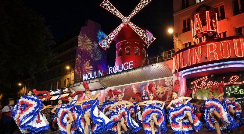 El Moulin Rouge saca el cancán a la calle para festejar sus nuevas aspas