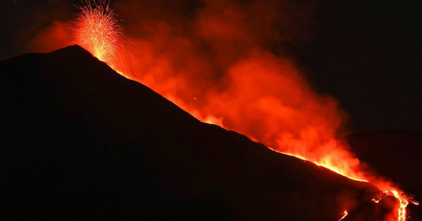 Erupción del volcán Etna se intensifica con lava y una columna de humo de 5 km