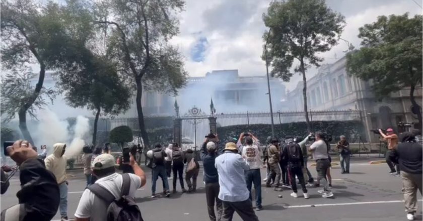 Normalistas de Ayotzinapa vandalizan oficinas de la Segob