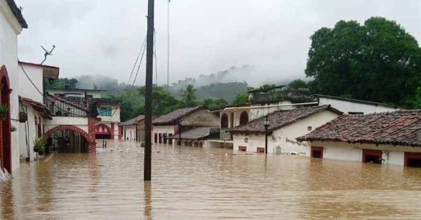 Se inunda pueblo mágico de Tapijulapa por desbordamiento de ríos