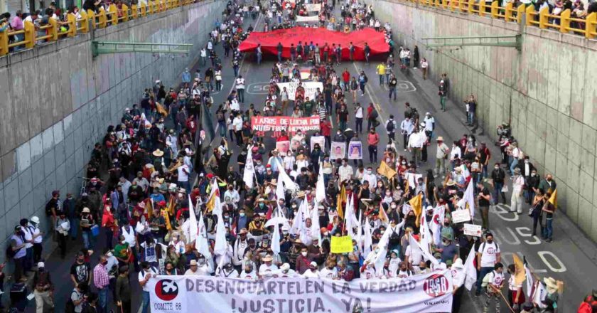 Marchan en la zona centro de la CDMX por el 2 de octubre