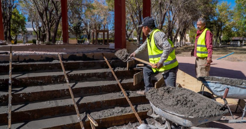 Avanzan trabajos de la rehabilitación de kiosco de El Sauz