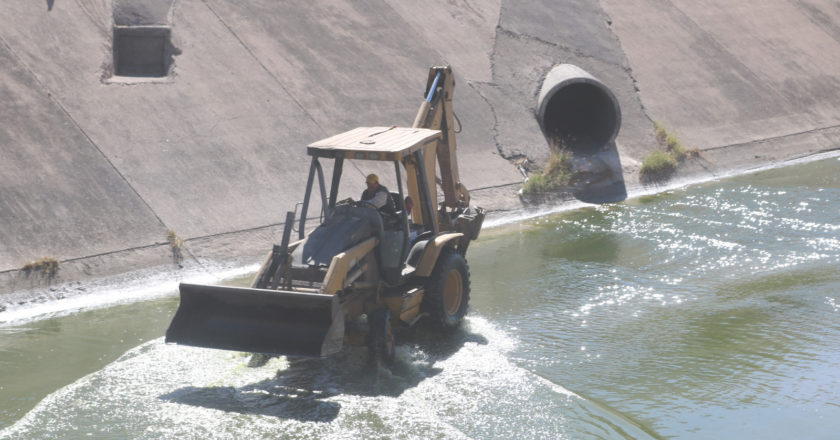 Trabaja Gobierno Municipal en limpieza al interior del canal Chuviscar