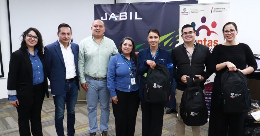 Encabeza Rafael Loera entrega de apoyos a mujeres trabajadoras de la maquiladora Jabil