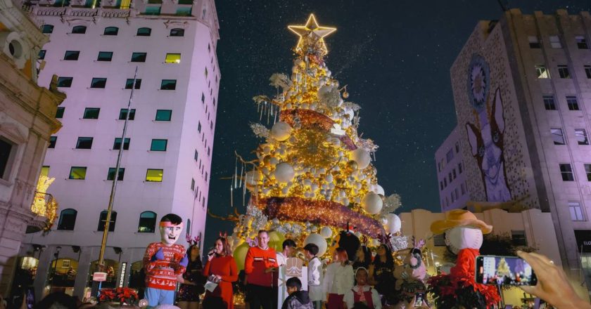 Enciende alcalde Bonilla árbol de Navidad en la Plaza de Armas