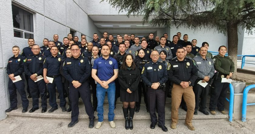 Premian labor de 50 policías y bomberos con bonos de alto impacto